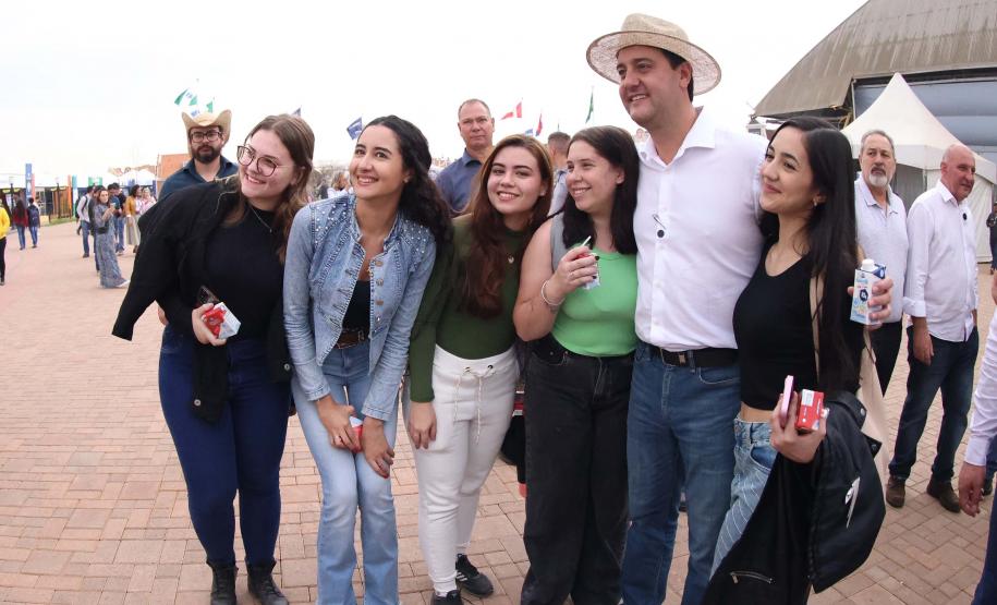 Governador assina acordo com Castrolanda para criação de Parque Tecnológico do Agroleite