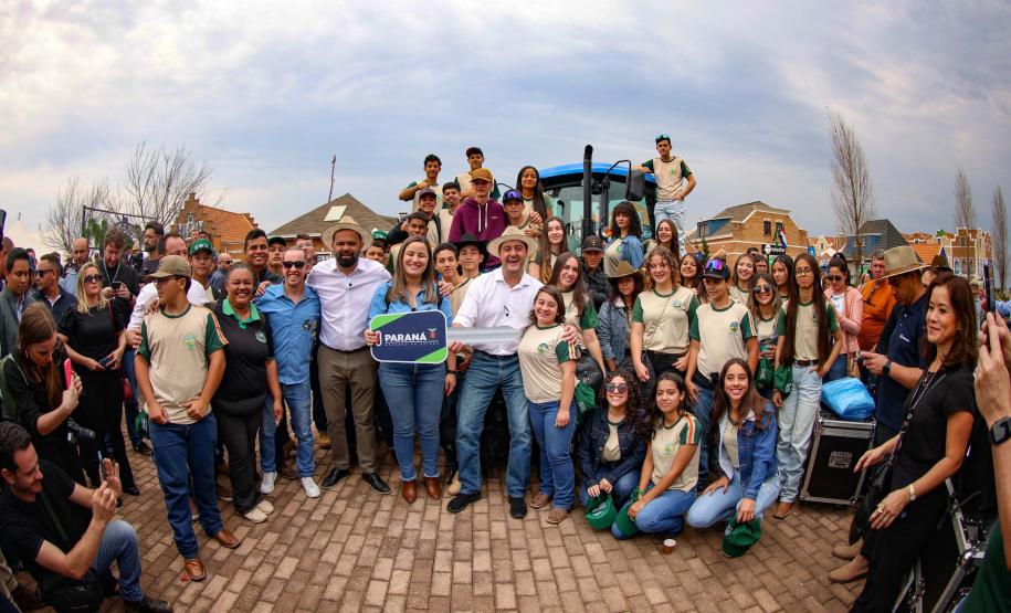 Governador assina acordo com Castrolanda para criação de Parque Tecnológico do Agroleite