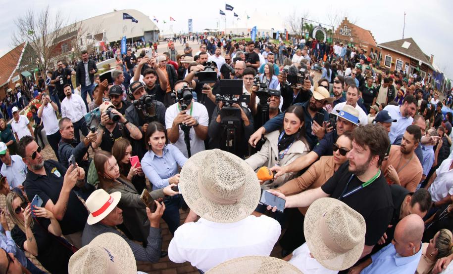 Governador assina acordo com Castrolanda para criação de Parque Tecnológico do Agroleite