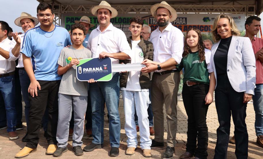 Governador assina acordo com Castrolanda para criação de Parque Tecnológico do Agroleite