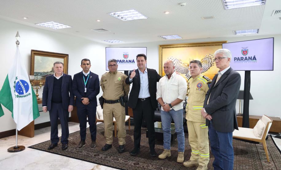 O governador Carlos Massa Ratinho Junior mandou nesta segunda-feira (19) para a Assembleia Legislativa do Paraná dois projetos de lei que propõem uma reestruturação completa na carreira de policiais militares e bombeiros militares, com ganhos nos salários.