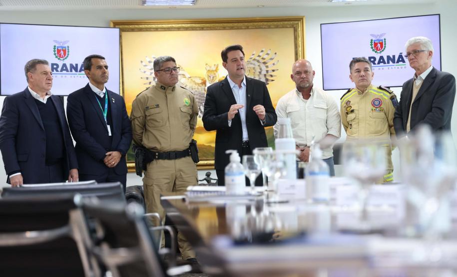 O governador Carlos Massa Ratinho Junior mandou nesta segunda-feira (19) para a Assembleia Legislativa do Paraná dois projetos de lei que propõem uma reestruturação completa na carreira de policiais militares e bombeiros militares, com ganhos nos salários.