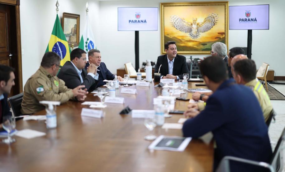 O governador Carlos Massa Ratinho Junior mandou nesta segunda-feira (19) para a Assembleia Legislativa do Paraná dois projetos de lei que propõem uma reestruturação completa na carreira de policiais militares e bombeiros militares, com ganhos nos salários.