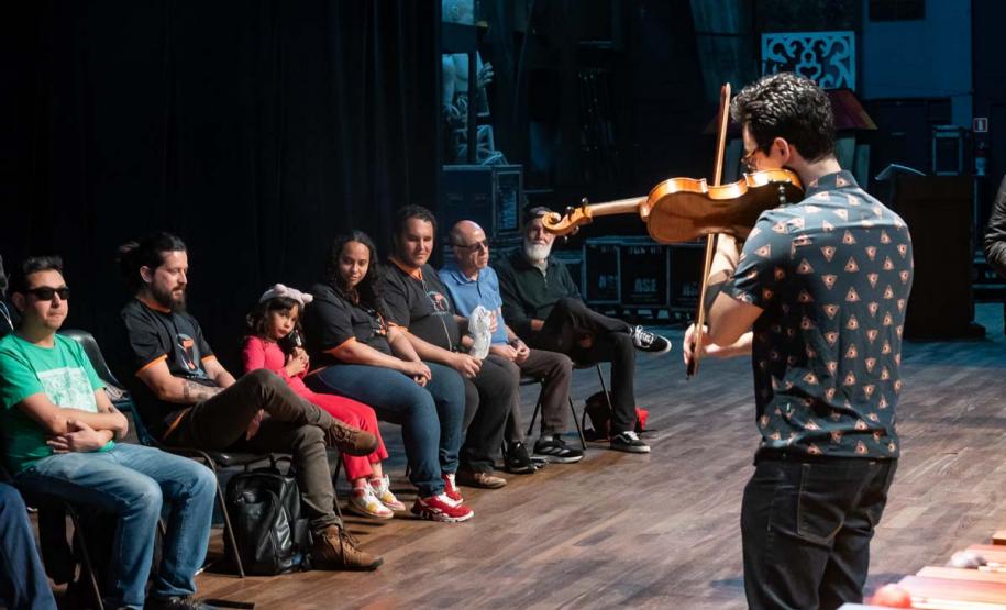 Orquestra Sinfônica do Paraná promove experiência para pessoas com deficiência visual