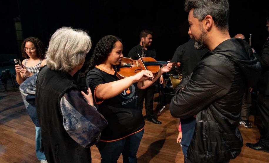 Orquestra Sinfônica do Paraná promove experiência para pessoas com deficiência visual