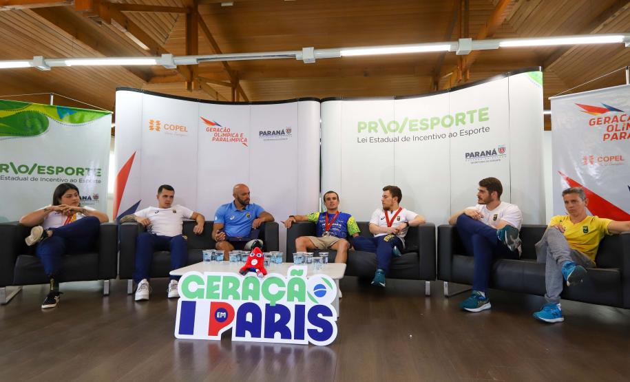 Vitor Tavares, medalha de bronze do parabadminton, Igor Tofalini, medalha de prata na parancanoagem, e Miquéias Rodrigues, bronze em paracanoagem, medalhistas paranaenses na Paralimpíada de Paris em encontro no auditório da Secretaria do Esporte, nesta quinta-feira (12).