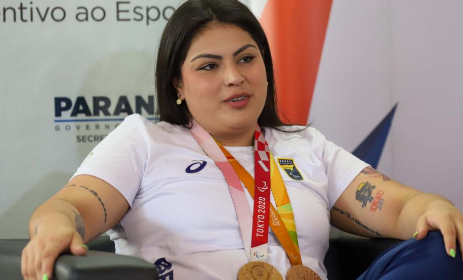 Vitor Tavares, medalha de bronze do parabadminton, Igor Tofalini, medalha de prata na parancanoagem, e Miquéias Rodrigues, bronze em paracanoagem, medalhistas paranaenses na Paralimpíada de Paris em encontro no auditório da Secretaria do Esporte, nesta quinta-feira (12).