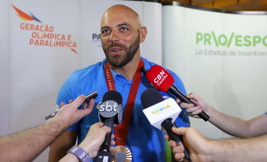 Vitor Tavares, medalha de bronze do parabadminton, Igor Tofalini, medalha de prata na parancanoagem, e Miquéias Rodrigues, bronze em paracanoagem, medalhistas paranaenses na Paralimpíada de Paris em encontro no auditório da Secretaria do Esporte, nesta quinta-feira (12).