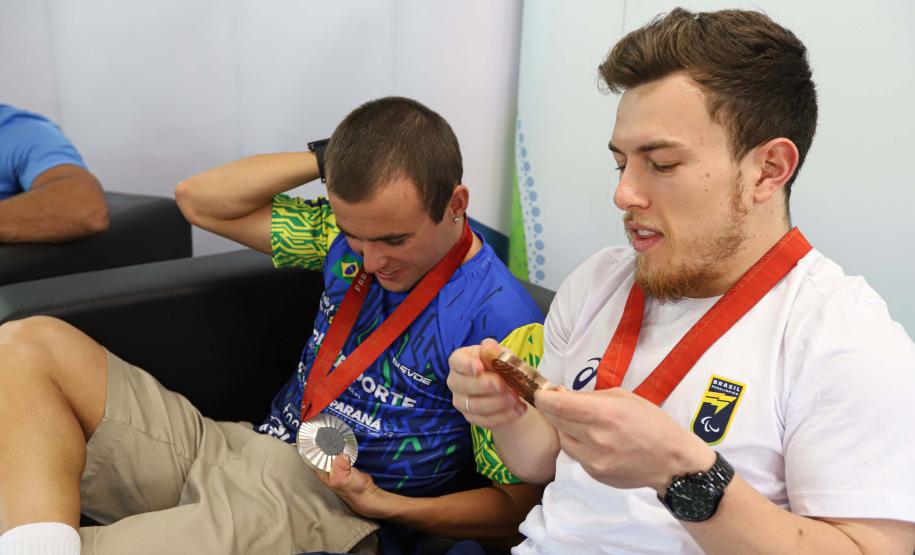 Vitor Tavares, medalha de bronze do parabadminton, Igor Tofalini, medalha de prata na parancanoagem, e Miquéias Rodrigues, bronze em paracanoagem, medalhistas paranaenses na Paralimpíada de Paris em encontro no auditório da Secretaria do Esporte, nesta quinta-feira (12).