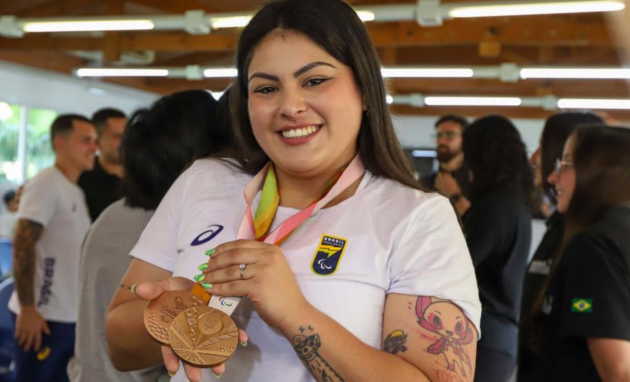 Vitor Tavares, medalha de bronze do parabadminton, Igor Tofalini, medalha de prata na parancanoagem, e Miquéias Rodrigues, bronze em paracanoagem, medalhistas paranaenses na Paralimpíada de Paris em encontro no auditório da Secretaria do Esporte, nesta quinta-feira (12).
