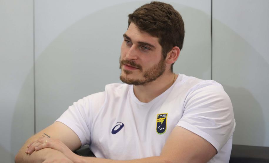 Vitor Tavares, medalha de bronze do parabadminton, Igor Tofalini, medalha de prata na parancanoagem, e Miquéias Rodrigues, bronze em paracanoagem, medalhistas paranaenses na Paralimpíada de Paris em encontro no auditório da Secretaria do Esporte, nesta quinta-feira (12).