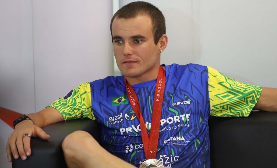 Vitor Tavares, medalha de bronze do parabadminton, Igor Tofalini, medalha de prata na parancanoagem, e Miquéias Rodrigues, bronze em paracanoagem, medalhistas paranaenses na Paralimpíada de Paris em encontro no auditório da Secretaria do Esporte, nesta quinta-feira (12).