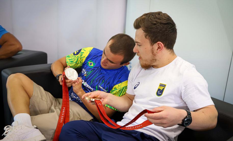 Vitor Tavares, medalha de bronze do parabadminton, Igor Tofalini, medalha de prata na parancanoagem, e Miquéias Rodrigues, bronze em paracanoagem, medalhistas paranaenses na Paralimpíada de Paris em encontro no auditório da Secretaria do Esporte, nesta quinta-feira (12).