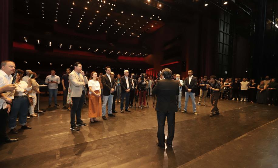 O governador Carlos Massa Ratinho Junior anuncia nesta quinta-feira (12) o repasse R$ 50 milhões para reforma, revitalização, adequação e modernização da estrutura do teatro, além da aquisição de novos equipamentos e instrumentos para Orquestra Sinfônica do Paraná