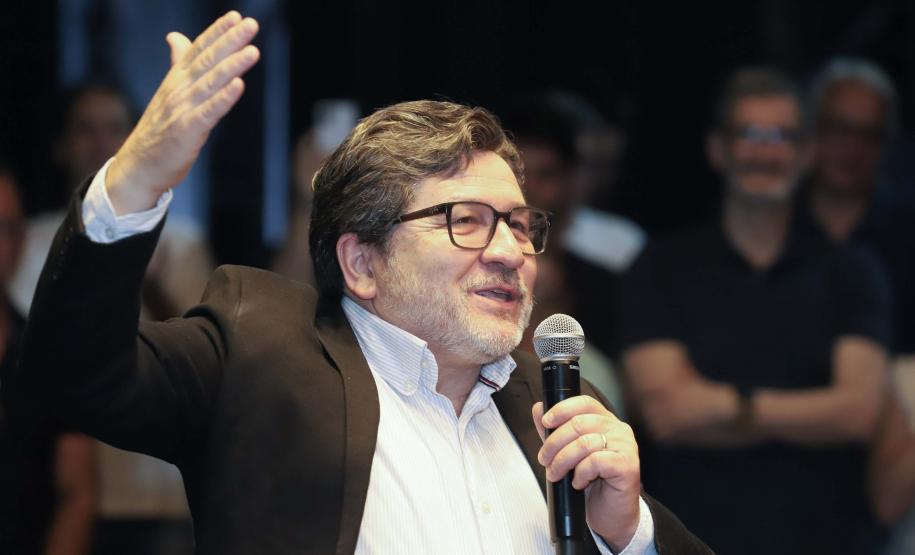 O governador Carlos Massa Ratinho Junior anuncia nesta quinta-feira (12) o repasse R$ 50 milhões para reforma, revitalização, adequação e modernização da estrutura do teatro, além da aquisição de novos equipamentos e instrumentos para Orquestra Sinfônica do Paraná