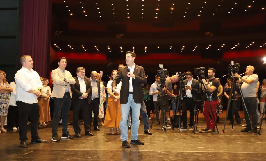 O governador Carlos Massa Ratinho Junior anuncia nesta quinta-feira (12) o repasse R$ 50 milhões para reforma, revitalização, adequação e modernização da estrutura do teatro, além da aquisição de novos equipamentos e instrumentos para Orquestra Sinfônica do Paraná