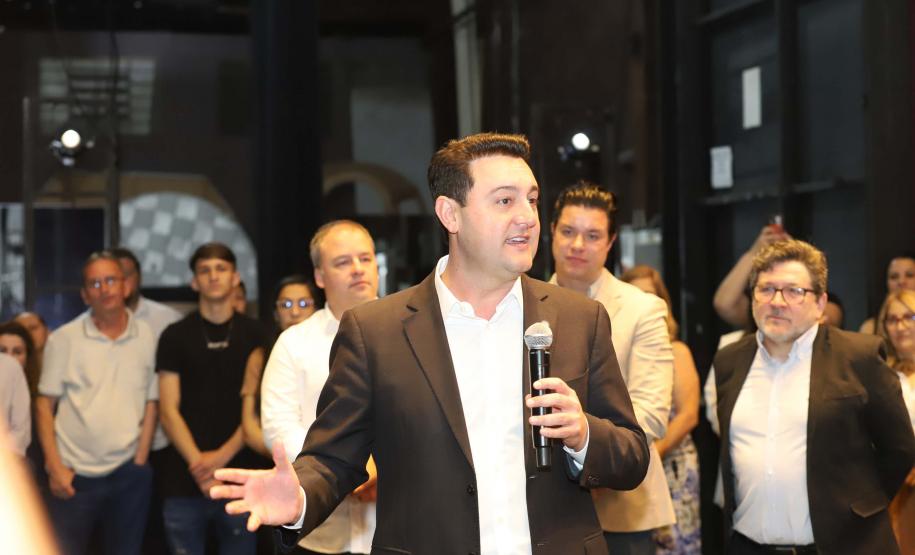 O governador Carlos Massa Ratinho Junior anuncia nesta quinta-feira (12) o repasse R$ 50 milhões para reforma, revitalização, adequação e modernização da estrutura do teatro, além da aquisição de novos equipamentos e instrumentos para Orquestra Sinfônica do Paraná