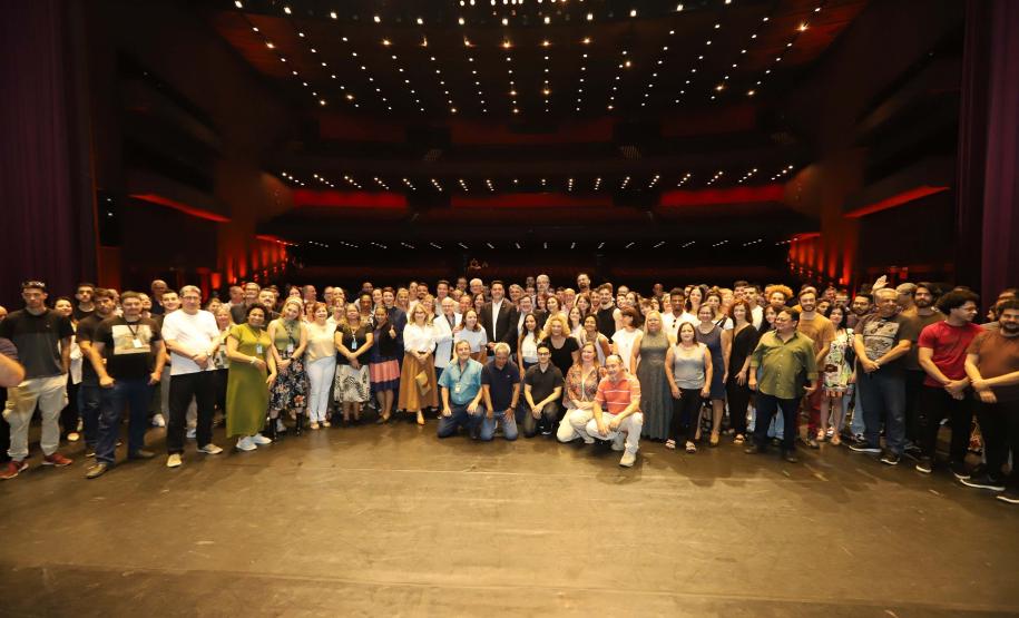 O governador Carlos Massa Ratinho Junior anuncia nesta quinta-feira (12) o repasse R$ 50 milhões para reforma, revitalização, adequação e modernização da estrutura do teatro, além da aquisição de novos equipamentos e instrumentos para Orquestra Sinfônica do Paraná