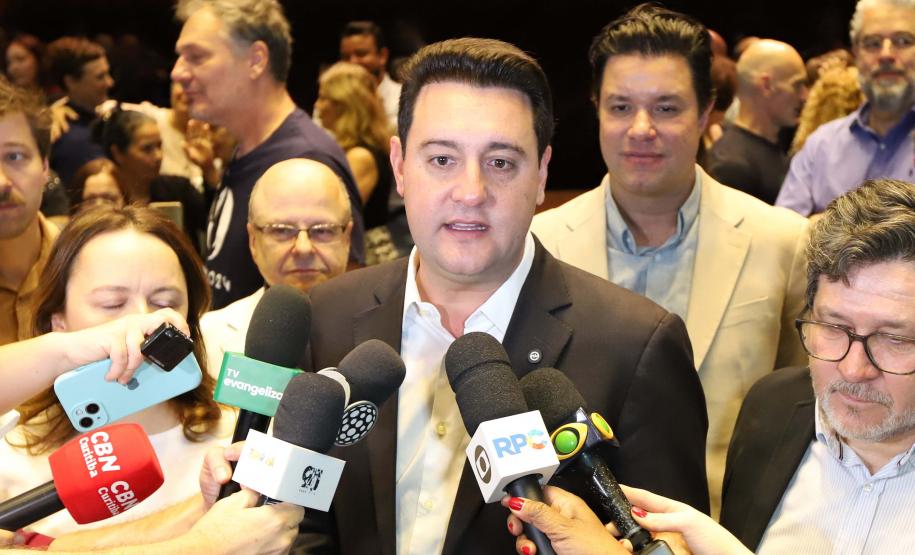 O governador Carlos Massa Ratinho Junior anuncia nesta quinta-feira (12) o repasse R$ 50 milhões para reforma, revitalização, adequação e modernização da estrutura do teatro, além da aquisição de novos equipamentos e instrumentos para Orquestra Sinfônica do Paraná