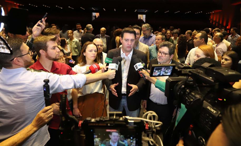 O governador Carlos Massa Ratinho Junior anuncia nesta quinta-feira (12) o repasse R$ 50 milhões para reforma, revitalização, adequação e modernização da estrutura do teatro, além da aquisição de novos equipamentos e instrumentos para Orquestra Sinfônica do Paraná