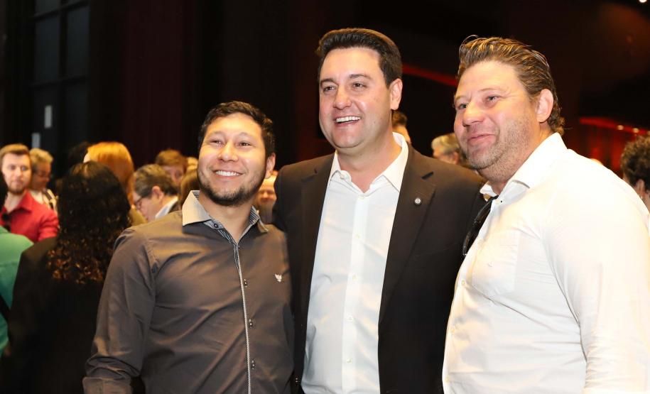 O governador Carlos Massa Ratinho Junior anuncia nesta quinta-feira (12) o repasse R$ 50 milhões para reforma, revitalização, adequação e modernização da estrutura do teatro, além da aquisição de novos equipamentos e instrumentos para Orquestra Sinfônica do Paraná