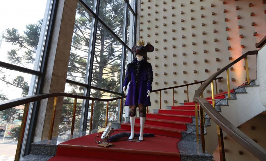 O governador Carlos Massa Ratinho Junior anuncia nesta quinta-feira (12) o repasse R$ 50 milhões para reforma, revitalização, adequação e modernização da estrutura do teatro, além da aquisição de novos equipamentos e instrumentos para Orquestra Sinfônica do Paraná