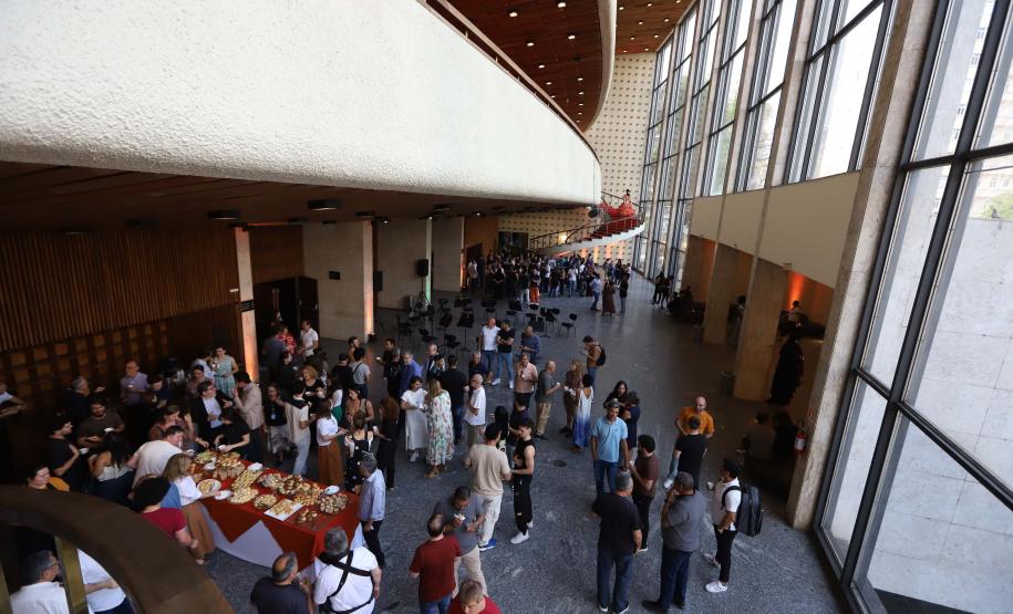 O governador Carlos Massa Ratinho Junior anuncia nesta quinta-feira (12) o repasse R$ 50 milhões para reforma, revitalização, adequação e modernização da estrutura do teatro, além da aquisição de novos equipamentos e instrumentos para Orquestra Sinfônica do Paraná