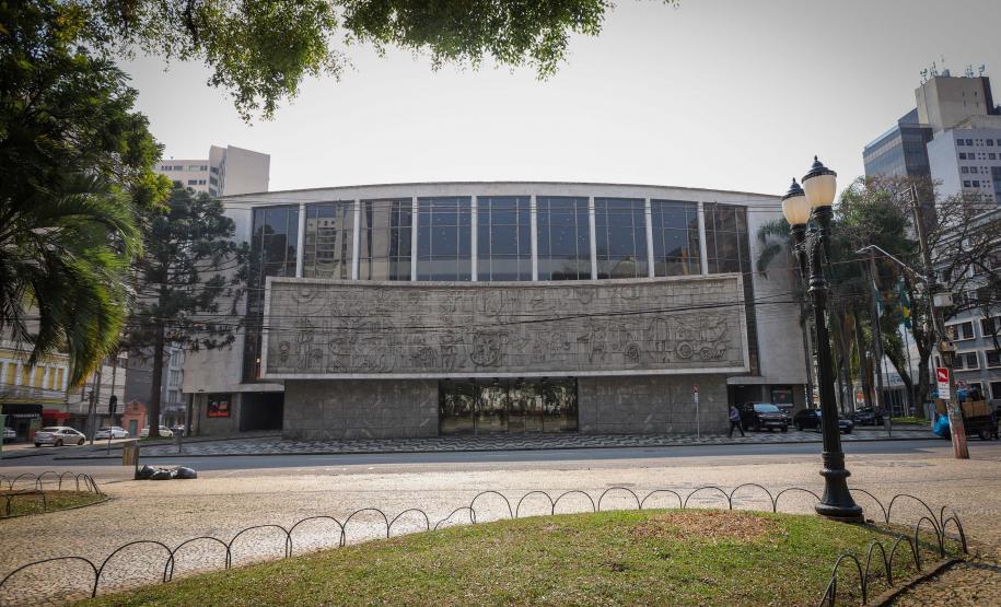 O governador Carlos Massa Ratinho Junior anuncia nesta quinta-feira (12) o repasse R$ 50 milhões para reforma, revitalização, adequação e modernização da estrutura do teatro, além da aquisição de novos equipamentos e instrumentos para Orquestra Sinfônica do Paraná