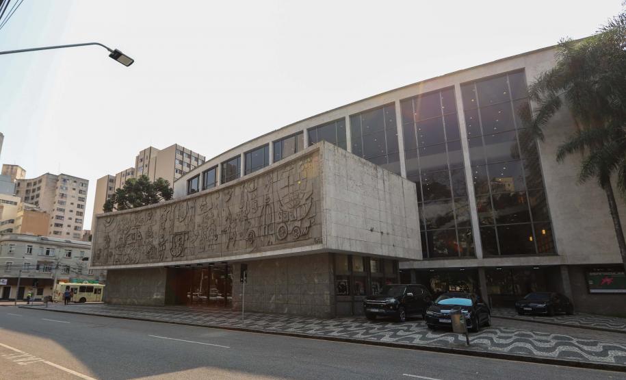 O governador Carlos Massa Ratinho Junior anuncia nesta quinta-feira (12) o repasse R$ 50 milhões para reforma, revitalização, adequação e modernização da estrutura do teatro, além da aquisição de novos equipamentos e instrumentos para Orquestra Sinfônica do Paraná