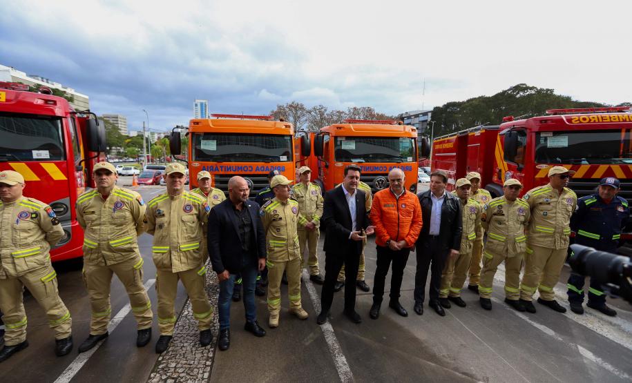 Governador entrega 10 novos caminhões para combate a incêndios