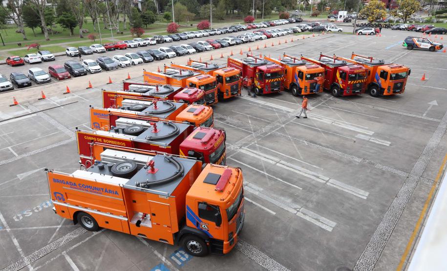 Governador entrega 10 novos caminhões para combate a incêndios