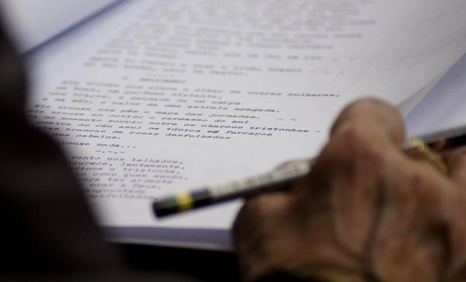 Museu Casa Alfredo Andersen (MCAA) - "Segredo da Cor" – A exposição "Segredo da Cor", já em exibição no museu, traz uma poderosa coleção de obras de Cecifrance Aquino, com foco na temática antirracista. Entre os destaques, além dos estandartes, encontra-se a releitura de "Duas Raças", de Alfredo Andersen, um convite para desvendar os segredos que nossas cores carregam