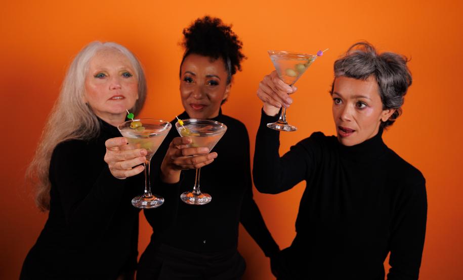 Museu Casa Alfredo Andersen (MCAA) - "Segredo da Cor" – A exposição "Segredo da Cor", já em exibição no museu, traz uma poderosa coleção de obras de Cecifrance Aquino, com foco na temática antirracista. Entre os destaques, além dos estandartes, encontra-se a releitura de "Duas Raças", de Alfredo Andersen, um convite para desvendar os segredos que nossas cores carregam