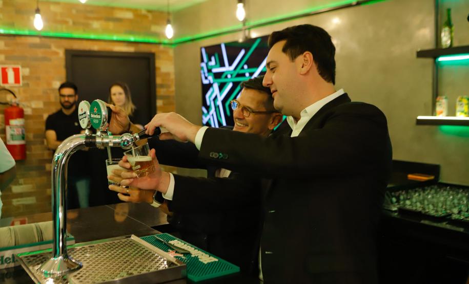 Ponta Grossa, 12 de setembro de 2024 - O governador Carlos Massa Ratinho Junior visita a fábrica da Heineken.