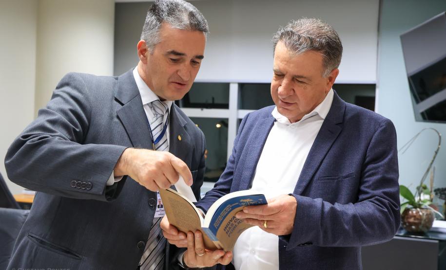 : O secretário da Casa Civil, João Carlos Ortega, e o presidente do Comitê Permanente de Desburocratização, Jean Rafael Puchetti Ferreira, receberam a publicação que destaca o programa Descomplica.