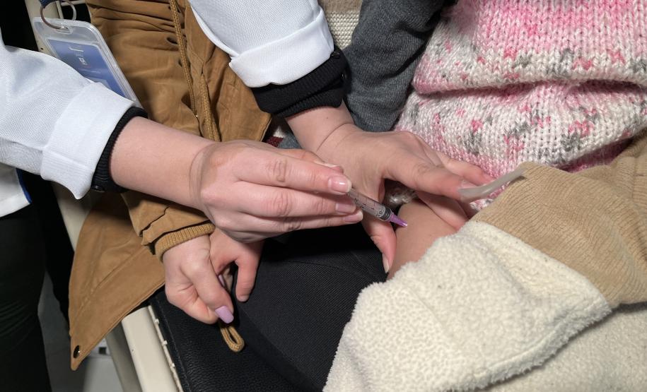 Com mais de 160 mil doses aplicadas, Paraná divulga novo balanço da força-tarefa de vacinação nas escola