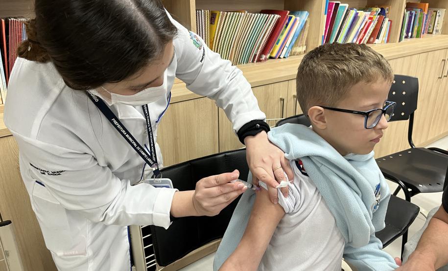 Com mais de 160 mil doses aplicadas, Paraná divulga novo balanço da força-tarefa de vacinação nas escola