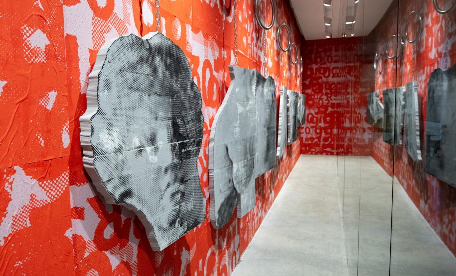 Museu Casa Alfredo Andersen (MCAA) - "Segredo da Cor" – A exposição "Segredo da Cor", já em exibição no museu, traz uma poderosa coleção de obras de Cecifrance Aquino, com foco na temática antirracista. Entre os destaques, além dos estandartes, encontra-se a releitura de "Duas Raças", de Alfredo Andersen, um convite para desvendar os segredos que nossas cores carregam