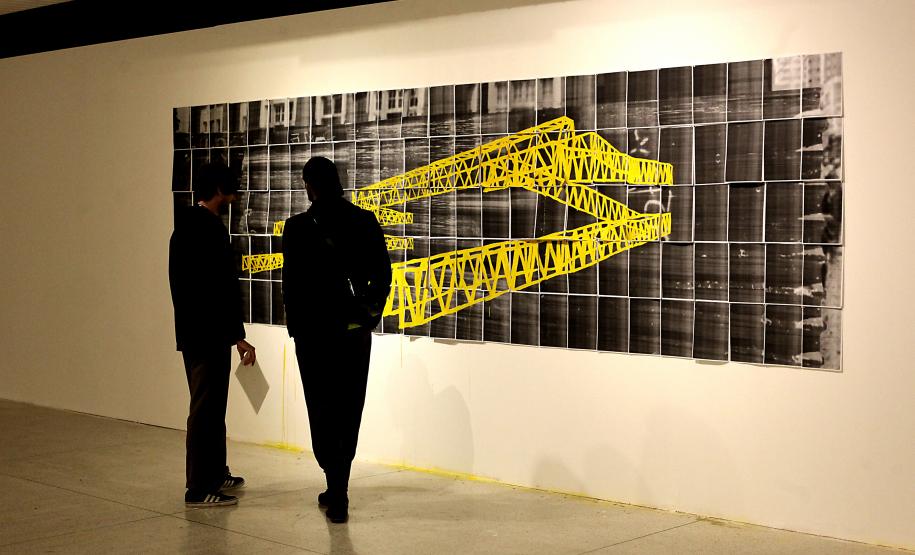 Museu Casa Alfredo Andersen (MCAA) - "Segredo da Cor" – A exposição "Segredo da Cor", já em exibição no museu, traz uma poderosa coleção de obras de Cecifrance Aquino, com foco na temática antirracista. Entre os destaques, além dos estandartes, encontra-se a releitura de "Duas Raças", de Alfredo Andersen, um convite para desvendar os segredos que nossas cores carregam