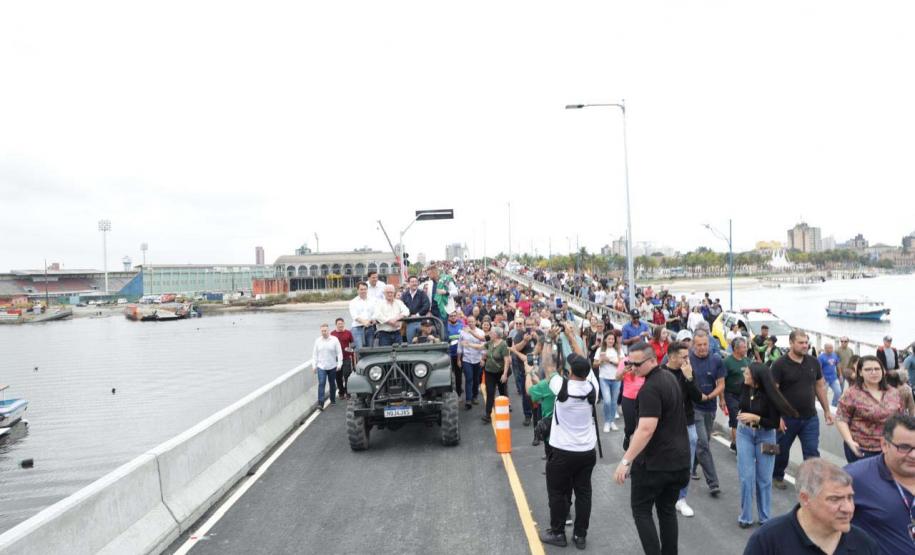 Governador inaugura ponte que liga Ilha dos Valadares ao centro de Paranaguá