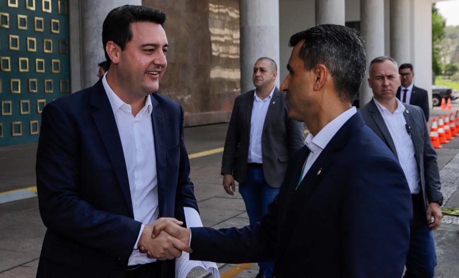 Curitiba, 23 de setembro de 2024 - O governador Carlos Massa Ratinho Junior realiza a entrega de veículos destinados ao serviço de transporte de órgãos.