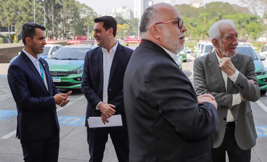 Curitiba, 23 de setembro de 2024 - O governador Carlos Massa Ratinho Junior realiza a entrega de veículos destinados ao serviço de transporte de órgãos.