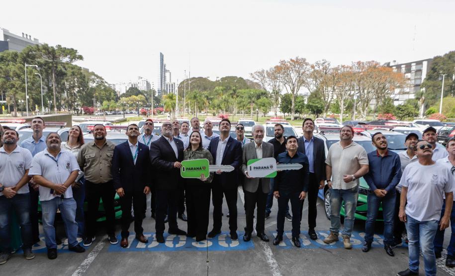 Curitiba, 23 de setembro de 2024 - O governador Carlos Massa Ratinho Junior realiza a entrega de veículos destinados ao serviço de transporte de órgãos.