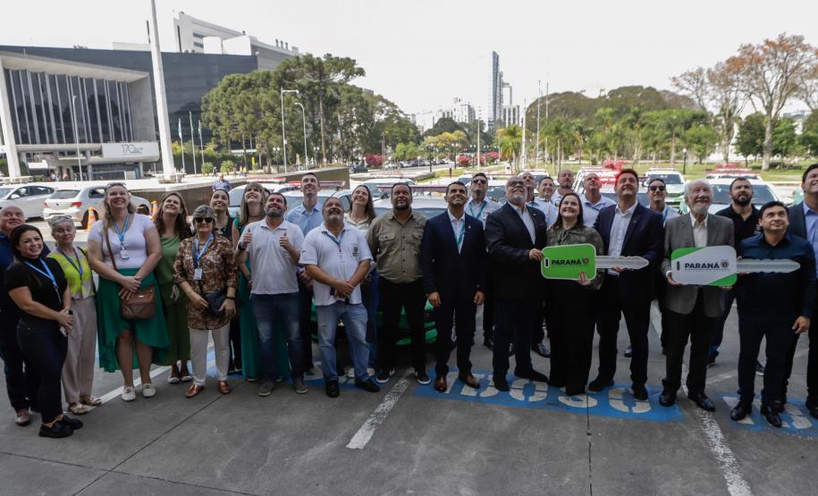Curitiba, 23 de setembro de 2024 - O governador Carlos Massa Ratinho Junior realiza a entrega de veículos destinados ao serviço de transporte de órgãos.