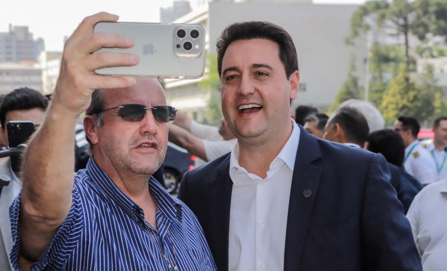 Curitiba, 23 de setembro de 2024 - O governador Carlos Massa Ratinho Junior realiza a entrega de veículos destinados ao serviço de transporte de órgãos.