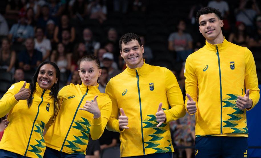 Paranaense Beatriz Carneiro (segunda da esquerda para direita) leva o bronze no revezamento 4 x 100 livre S14 na Paralimpíada de Paris. Crédito: Douglas Magno /CPB