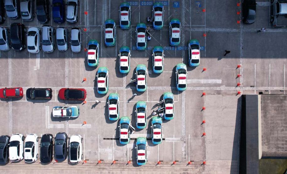 Curitiba, 23 de setembro de 2024 - O governador Carlos Massa Ratinho Junior realiza a entrega de veículos destinados ao serviço de transporte de órgãos.