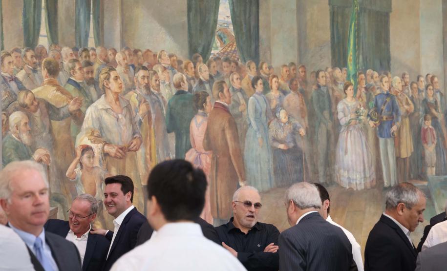 Ratinho Junior apresenta avanços econômicos e sociais do Paraná a empresários