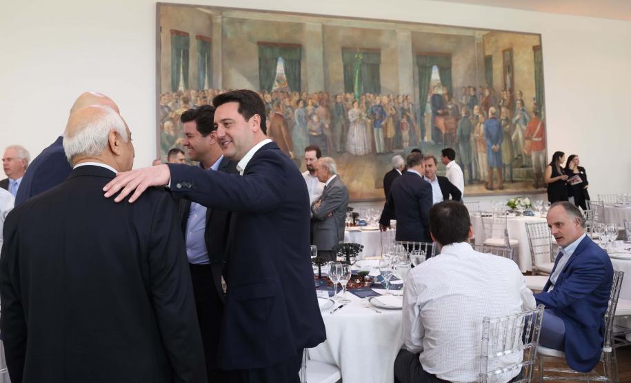 Ratinho Junior apresenta avanços econômicos e sociais do Paraná a empresários