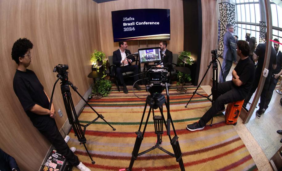 Ratinho Junior defende privatizações e concessões em evento com investidores